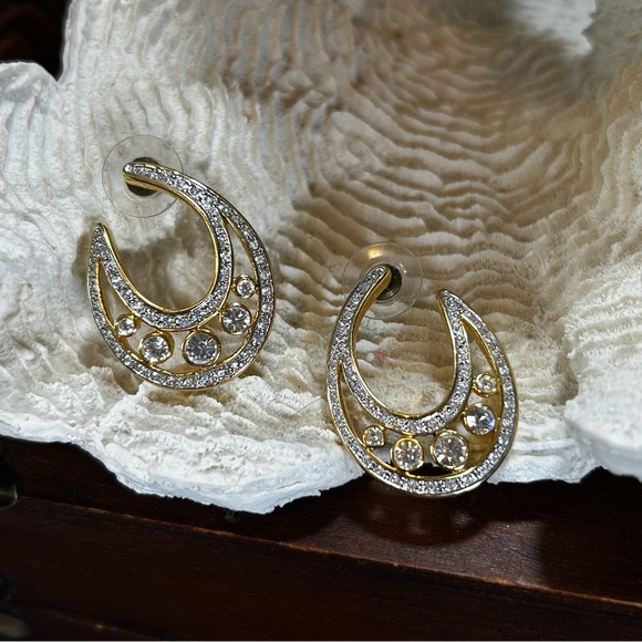 BUTLER Classic Crystal Earrings with Goldtone Finish. Absolutely Stunning - Picture 4 of 13